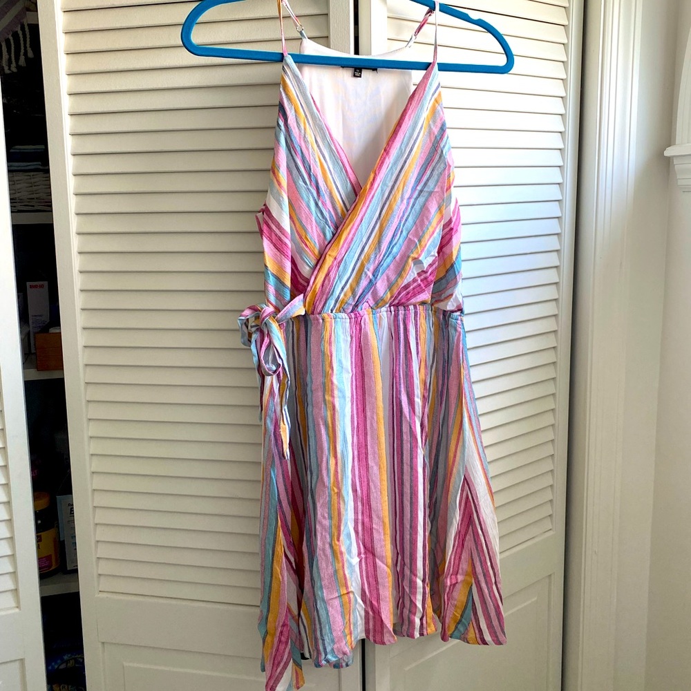 Beautiful striped dress with tie at waist 💞
